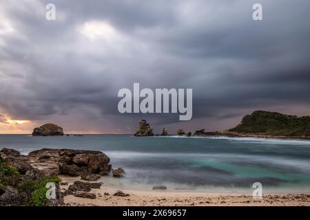 Pointe des Chateaux mit Blick auf Pointes des Colibris, raue Küste und Bucht bei dramatischem Sonnenaufgang. Guadeloupe, Französische Antillen in der Karibik Stockfoto