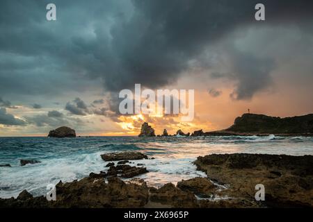 Pointe des Chateaux mit Blick auf Pointes des Colibris, raue Küste und Bucht bei dramatischem Sonnenaufgang. Guadeloupe, Französische Antillen in der Karibik Stockfoto