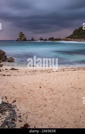Pointe des Chateaux mit Blick auf Pointes des Colibris, raue Küste und Bucht bei dramatischem Sonnenaufgang. Guadeloupe, Französische Antillen in der Karibik Stockfoto