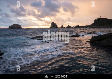 Pointe des Chateaux mit Blick auf Pointes des Colibris, raue Küste und Bucht bei dramatischem Sonnenaufgang. Guadeloupe, Französische Antillen in der Karibik Stockfoto