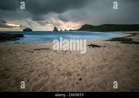 Pointe des Chateaux mit Blick auf Pointes des Colibris, raue Küste und Bucht bei dramatischem Sonnenaufgang. Guadeloupe, Französische Antillen in der Karibik Stockfoto
