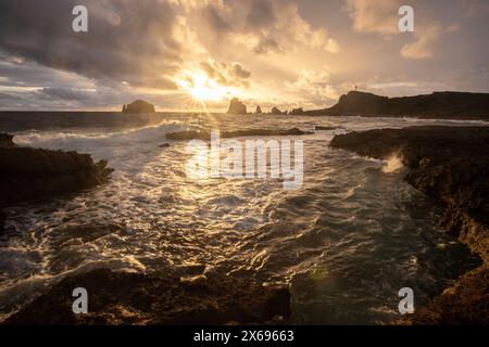 Pointe des Chateaux mit Blick auf Pointes des Colibris, raue Küste und Bucht bei dramatischem Sonnenaufgang. Guadeloupe, Französische Antillen in der Karibik Stockfoto