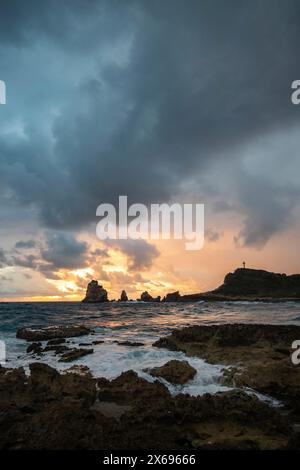 Pointe des Chateaux mit Blick auf Pointes des Colibris, raue Küste und Bucht bei dramatischem Sonnenaufgang. Guadeloupe, Französische Antillen in der Karibik Stockfoto