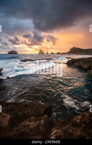 Pointe des Chateaux mit Blick auf Pointes des Colibris, raue Küste und Bucht bei dramatischem Sonnenaufgang. Guadeloupe, Französische Antillen in der Karibik Stockfoto