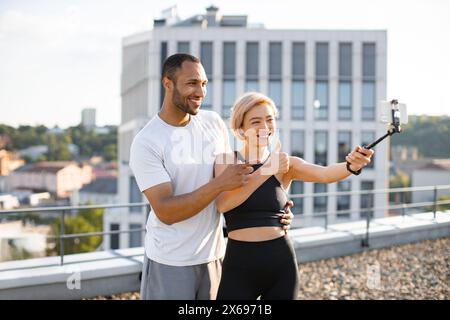 Positive Sportereignisse erzählen es ihren Followern. Stockfoto