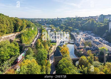 Luxemburg-Stadt (Luxemburg, Letzebuerg), Alzette-Tal, Nahverkehrszug, Blick von der Großherzogin-Charlotte-Brücke in Luxemburg Stockfoto