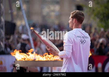 Frankreich. Mai 2024. © STADION-ACTU/STADION ACTU/MAXPPP - 13/05/2024 ; - 13. mai 2024 - Kevin Mayer dernier Relay allume le chaudron olympique sur l'Esplanade de l'Europe Montpellier französischer Decthlon olympiasieger Kevin Mayer während der olympischen Fackelstaffelfeier am 13. Mai 2024 am Place de l'Europe in Montpellier, Südfrankreich, vor den Olympischen Spielen 2024 in Paris. Quelle: MAXPPP/Alamy Live News Stockfoto