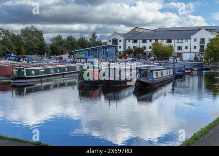 Apperley Bridge Marina neben dem Leeds & Liverpool Canal in West Yorkshire. Binnenschiffe (Schmalboote) werden vertäut. Dies ist ein Full-Service-Yachthafen. Stockfoto