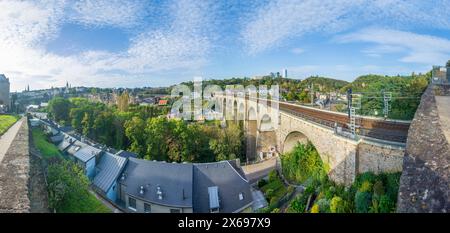 Luxemburg-Stadt (Luxemburg, Letzebuerg), Eisenbahn Clausener Viadukt mit Regionalzug CFL, Hochhäuser im Stadtteil Kirchberg in Luxemburg Stockfoto