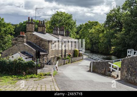 Eine Reihe von Cottages neben dem Leeds and Liverpool Canal bei Dobson Locks in Apperley Bridge, Yorkshire. Stockfoto
