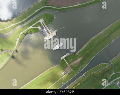 Wasserkraftwerk. Draufsicht der Drohne aus der Antenne. Maurik, Niederlande. Nachhaltige Energieerzeugung. Stockfoto
