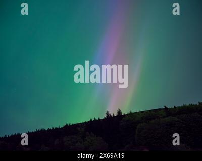 Die Aurora Borealis oder Northern Lights am Ladybower Reservoir, Peak District, Derbyshire, Großbritannien am Freitag, den 10. Mai 2024 Stockfoto