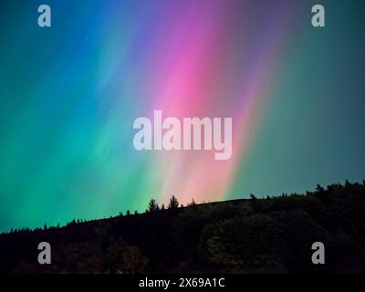 Die Aurora Borealis oder Northern Lights am Ladybower Reservoir, Peak District, Derbyshire, Großbritannien am Freitag, den 10. Mai 2024 Stockfoto