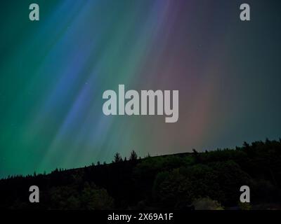 Die Aurora Borealis oder Northern Lights am Ladybower Reservoir, Peak District, Derbyshire, Großbritannien am Freitag, den 10. Mai 2024 Stockfoto