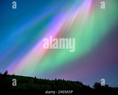 Die Aurora Borealis oder Northern Lights am Ladybower Reservoir, Peak District, Derbyshire, Großbritannien am Freitag, den 10. Mai 2024 Stockfoto