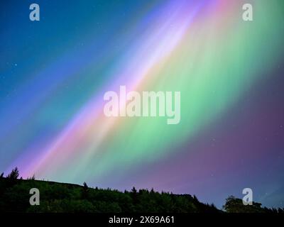 Die Aurora Borealis oder Northern Lights am Ladybower Reservoir, Peak District, Derbyshire, Großbritannien am Freitag, den 10. Mai 2024 Stockfoto