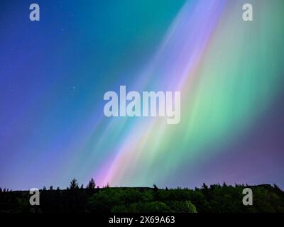 Die Aurora Borealis oder Northern Lights am Ladybower Reservoir, Peak District, Derbyshire, Großbritannien am Freitag, den 10. Mai 2024 Stockfoto