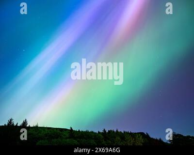 Die Aurora Borealis oder Northern Lights am Ladybower Reservoir, Peak District, Derbyshire, Großbritannien am Freitag, den 10. Mai 2024 Stockfoto