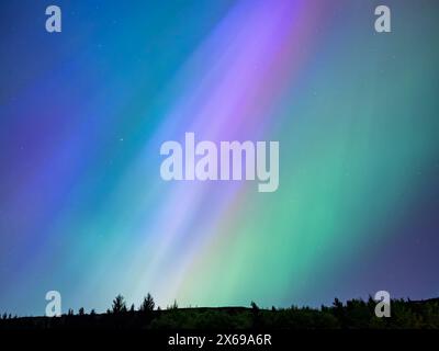 Die Aurora Borealis oder Northern Lights am Ladybower Reservoir, Peak District, Derbyshire, Großbritannien am Freitag, den 10. Mai 2024 Stockfoto