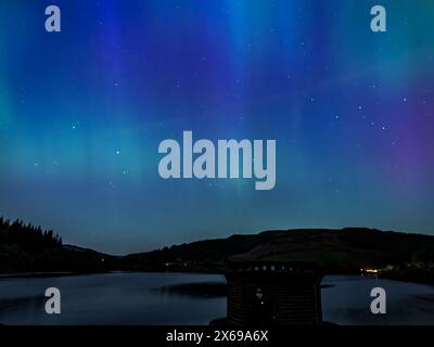 Die Aurora Borealis oder Northern Lights am Ladybower Reservoir, Peak District, Derbyshire, Großbritannien am Freitag, den 10. Mai 2024 Stockfoto