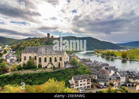 Beilstein, Mosel, Pfarrkirche St. Joseph und Karmeliterkloster, Beilsteiner Altstadt, Schloss Metternich im Moselgebiet, Rheinland-Pfalz, Deutschland Stockfoto