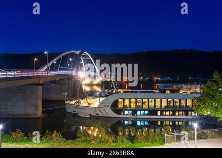 Vilshofen an der Donau, Donau, Kreuzfahrtschiff, Brücke Marienbrücke in Niederbayern, Bayern, Deutschland Stockfoto