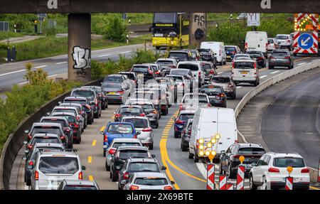 Duisburg, Nordrhein-Westfalen, Deutschland - Stau auf der Autobahn A40 am Abzweig Kaiserberg. Der geschäftige Bereich mit den Autobahnen A40 und A3 wird seit Jahren renoviert und erweitert. Es gibt immer Schließungen oder Einschränkungen für Autofahrer. Stockfoto