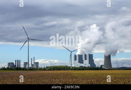 Grevenbroich, Nordrhein-Westfalen, Deutschland - RWE Power AG Neurath Kraftwerk, Braunkohlekraftwerk im Braunkohlebergwerk Garzweiler von RWE, das neue Kraftwerk Blöcke F und G. Windturbinen im Windpark. Stockfoto