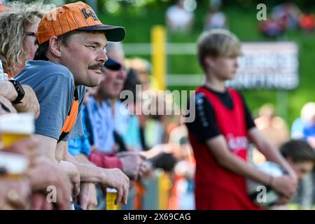 Deinze, Belgien. Mai 2024. Supporter Deinze, der während eines Fußballspiels zwischen KMSK Deinze und SK Lommel im Finale der Aufstiegsspiele - zweites Leg in der Challenger Pro League 2023-2024, am Sonntag, den 12. Mai 2024 in Deinze, Belgien, gezeigt wurde. Quelle: Sportpix/Alamy Live News Stockfoto