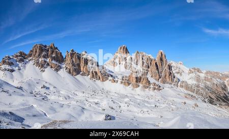 Italien, Veneto, Provinz Belluno, Cortina d' Ampezzo, Blick nach Norden vom Gipfel des Col dei Bos mit den Türmen von Lagazuoi und den Gipfeln der Fanes-Gruppe, Dolomiten Stockfoto