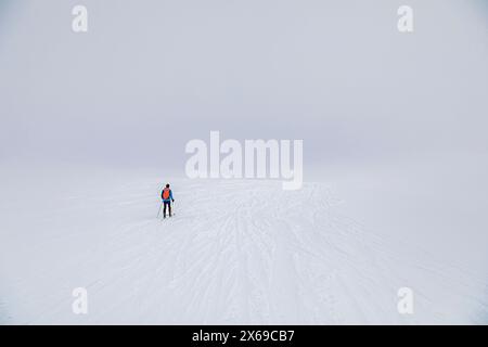 Italien, Trentino, Primiero San Martino di Castrozza, einsamer Skibergsteiger nähert sich dem Gipfel des Juribrutto in einer Whiteout-Situation, d. h. fast ohne Sichtweite Stockfoto