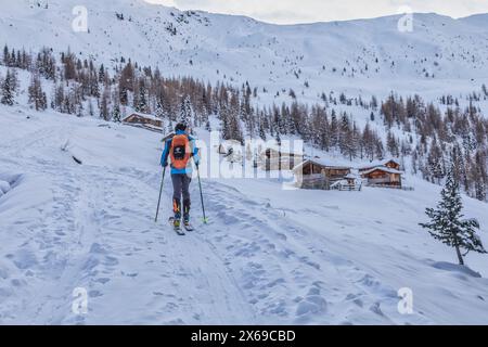 Italien, Südtirol, autonome Provinz Bozen, Ahrntal, die urigen Häuser des Mitterberger Almen im Rio Bianco Tal / Weissenbachtal Stockfoto