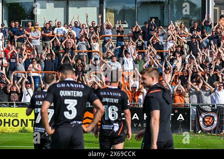 Deinze, Belgien. Mai 2024. Die Fans KMSK Deinze wurden nach einem Fußballspiel zwischen KMSK Deinze und SK Lommel im Finale der Aufstiegsspiele - zweites Leg in der Saison 2023-2024 der Challenger Pro League am Sonntag, den 12. Mai 2024 in Deinze, Belgien - dargestellt. Quelle: Sportpix/Alamy Live News Stockfoto