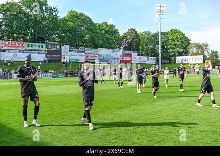 Deinze, Belgien. Mai 2024. Die Spieler KMSK Deinze wurden nach einem Fußballspiel zwischen KMSK Deinze und SK Lommel im Finale der Promotion Play offs – zweites Leg in der Challenger Pro League 2023-2024 am Sonntag, den 12. Mai 2024 in Deinze, Belgien, dargestellt. Quelle: Sportpix/Alamy Live News Stockfoto