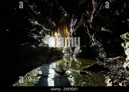 Fluss mit Kiesbänken in einer Höhle Stockfoto