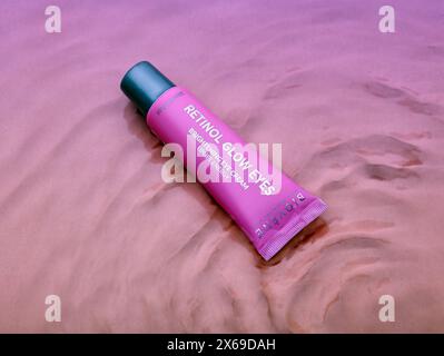 Mansfield, Nottingham, Vereinigtes Königreich, 13. Mai 2024: Studio-Produktbild der Biovene Retinol Glow Augencreme. Stockfoto