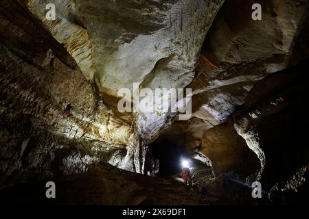 Speläologe in einer Höhle, riesiger Korridor Stockfoto