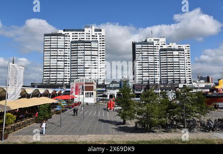 Europa, Deutschland, Bremen, Bremerhaven, Columbus Shopping Center, Außenbereich im Vordergrund, Maritime Museum Stockfoto