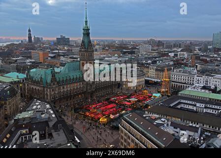 Europa, Deutschland, Hamburg, Stadt, Rathausmarkt, Rathaus, Weihnachtsmarkt, Blick von oben Stockfoto