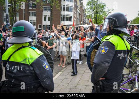 Amsterdam, Niederlande, 13. Mai 2024.Proteste für palästina an der UVA-Universität Amsterdam werden fortgesetzt. Das Innere des Gebäudes am Roeterseiland wurde beschädigt und Barrikaden errichtet. Die Polizei hat den Campus geräumt. Quelle: Pmvfoto/Alamy Live News Stockfoto