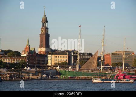 Europa, Deutschland, Hansestadt Hamburg, Hafen, Elbe, Rickmer Rickmers, Windjammer, Turm des Michel Stockfoto