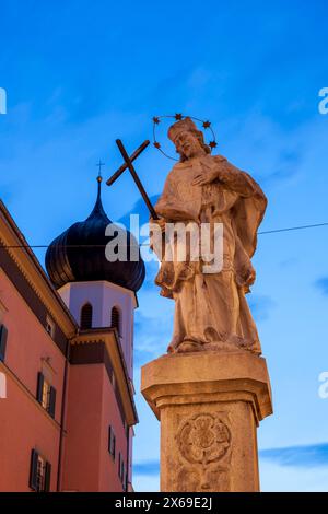 Max-Josefs-Platz, historische Wohn- und Geschäftshäuser in der Abenddämmerung, Nepomuk-Brunnen, Rosenheim, Oberbayern, Bayern, Deutschland, Europa Stockfoto