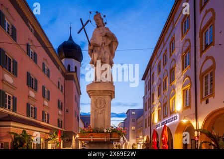 Max-Josefs-Platz, historische Wohn- und Geschäftshäuser in der Abenddämmerung, Nepomuk-Brunnen, Rosenheim, Oberbayern, Bayern, Deutschland, Europa Stockfoto