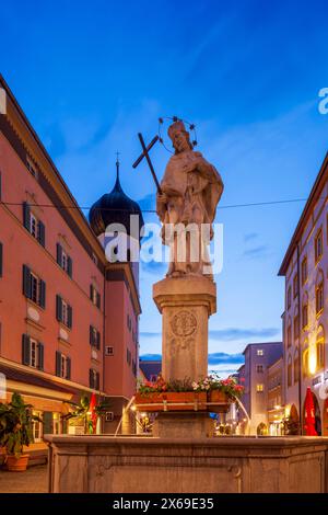 Max-Josefs-Platz, historische Wohn- und Geschäftshäuser in der Abenddämmerung, Nepomuk-Brunnen, Rosenheim, Oberbayern, Bayern, Deutschland, Europa Stockfoto