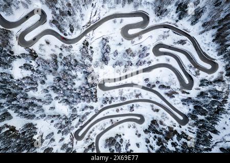 Blick aus der Vogelperspektive auf den Maloja-Pass, der mit Schnee bedeckt ist. Maloja, Bregaglia, Kanton Graubünden, Engadin, Schweiz. Stockfoto