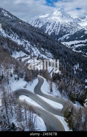 Blick aus der Vogelperspektive auf den Maloja-Pass, der mit Schnee bedeckt ist. Maloja, Bregaglia, Kanton Graubünden, Engadin, Schweiz. Stockfoto