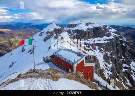 Blick aus der Vogelperspektive auf den Gipfel des Monte Resegone und die Rifugio Azzoni im Winter. Lecco, Lombardei, Italien, Europa. Stockfoto