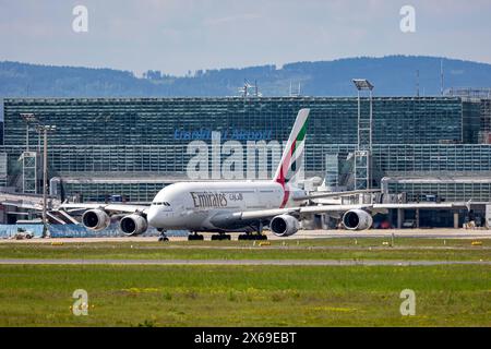 Frankfurter Flughafen ein Emirates Airbus A380-800 in Frankfurt vor Terminal 2 auf dem Weg zur Startbahn um zu seiner Basis in Dubai zurückfliegen. Frankfurt am Main Flughafen Hessen Deutschland *** Flughafen Frankfurt am Main ein Emirates Airbus A380 800 in Frankfurt vor Terminal 2 auf dem Weg zur Start- und Landebahn zurück zu seinem Standort in Dubai Frankfurt am Main Flughafen Hessen Deutschland 20240510-6V2A3554-Bearbeitet Stockfoto