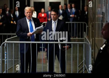 New York, Usa. Mai 2024. Der ehemalige Präsident Donald Trump spricht mit Reportern, als er am Montag, den 13. Mai 2024, seinen Prozess vor dem Manhattan Criminal Court in New York verlässt. Michael Cohen, ein einmaliger Fixer und persönlicher Anwalt von Trump, begann im Schweigegeld-Strafprozess gegen den ehemaligen Präsidenten auszusagen. Poolfoto von Seth Wenig/UPI Credit: UPI/Alamy Live News Stockfoto