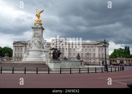 London England, Großbritannien; Victoria Memorial mit Buckingham Palace im Hintergrund; das Denkmal von Königin Victoria und der Buckingham Palace Stockfoto